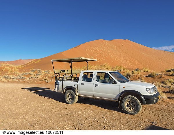 Geländefahrzeug vor einer Sanddüne der Namib-Wüste  Region Hardap  Namibia  Afrika