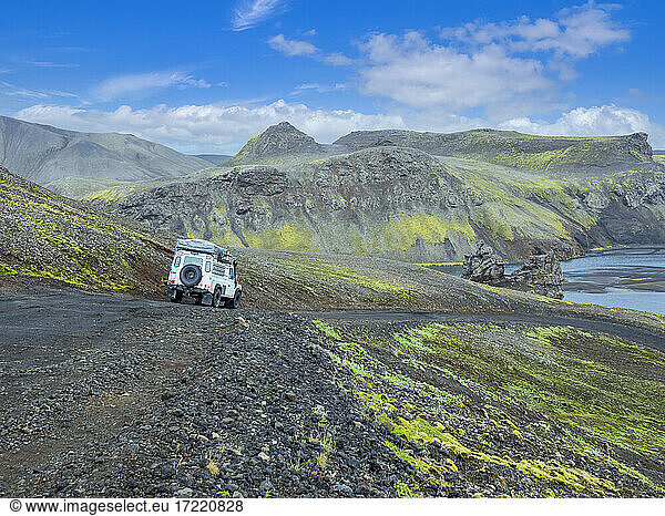 Geländewagen auf der Bergstraße im Fjallabak Naturreservat