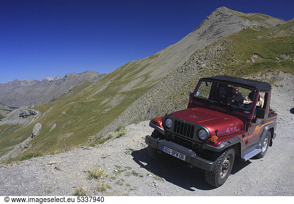 Geländewagen auf der Straße zum Col de la Bonette höchste asphaltierte Straße Europas DÈpartement Alpes Maritimes Westalpen Frankreich Europa
