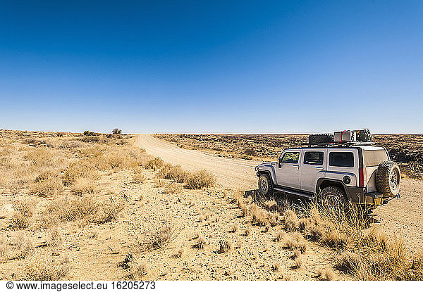 Geländewagen auf der unbefestigten Straße von Windhoek nach Walwedans im Namibrand-Naturreservat  Namibia