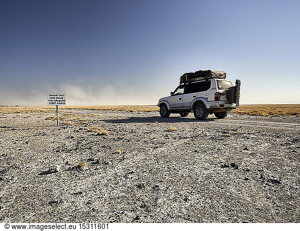 Geländewagen auf einer unbefestigten Straße Makgadikgadi Pans Botswana
