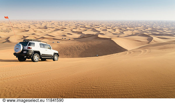 Geländewagen auf Sanddünen bei Dubai in den Vereinigten Arabischen Emiraten  Naher Osten