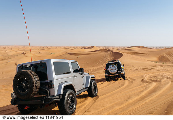 Geländewagen auf Sanddünen bei Dubai in den Vereinigten Arabischen Emiraten  Naher Osten