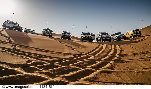 Geländewagen auf Sanddünen bei Dubai  Vereinigte Arabische Emirate  Naher Osten