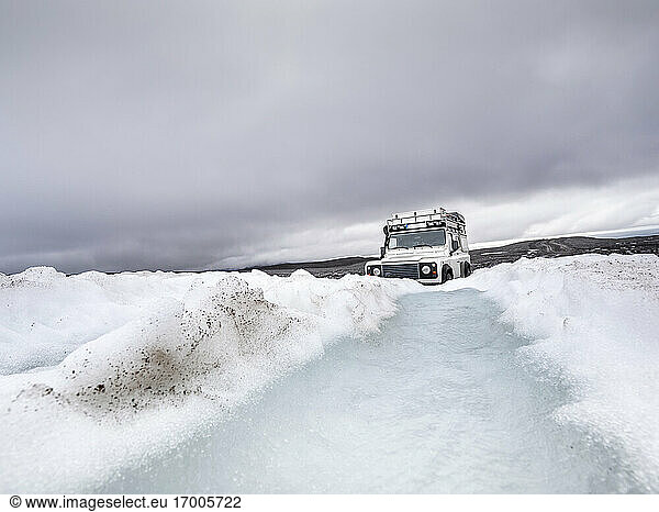Geländewagen auf Schneelandschaft gegen bewölkten Himmel  Langjokull  Island