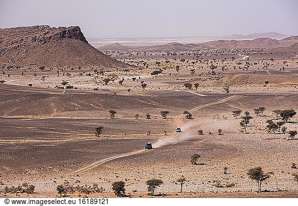 Geländewagen auf Schotterpiste zum hohen Atlasgebirge  Marokko  Afrika
