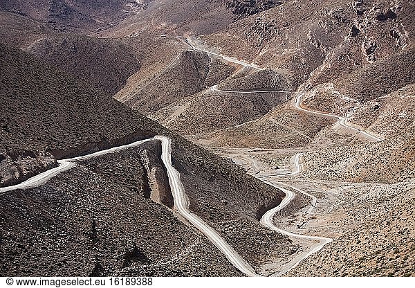 Geländewagen auf Schotterpiste zum Mount Mgoun  Hohes Atlasgebirge  Marokko  Afrika