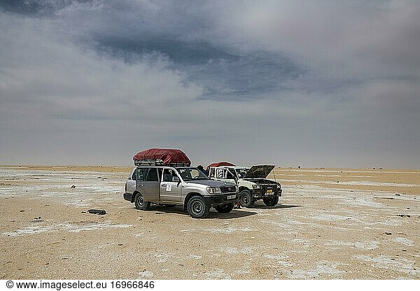 Geländewagen bei einer Panne in der Wüste  Sahara  Tschad  Afrika
