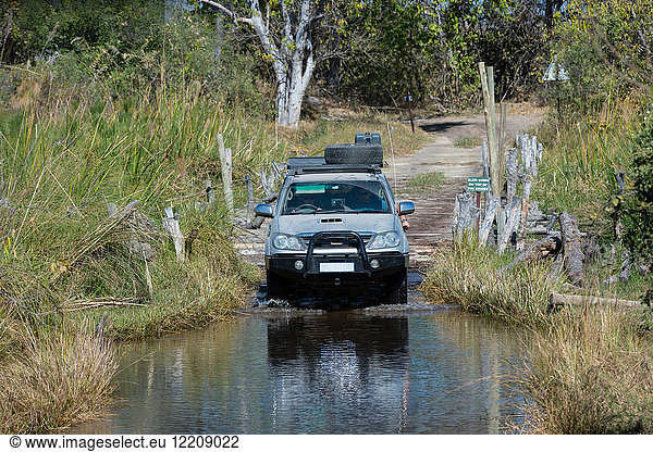 Geländewagen überquert Wasser im Moremi-Wildreservat  Okavango-Delta  Botswana