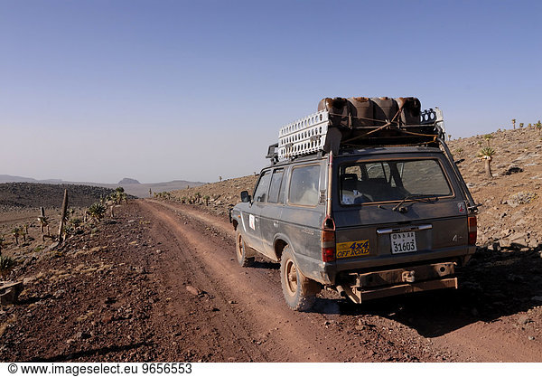 Geländewagen fährt auf Staubpiste  Äthiopien  Afrika