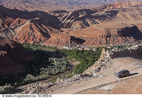 Geländewagen im Hohen Atlasgebirge in der Nähe des Dorfes Amejgag  Marokko  Afrika