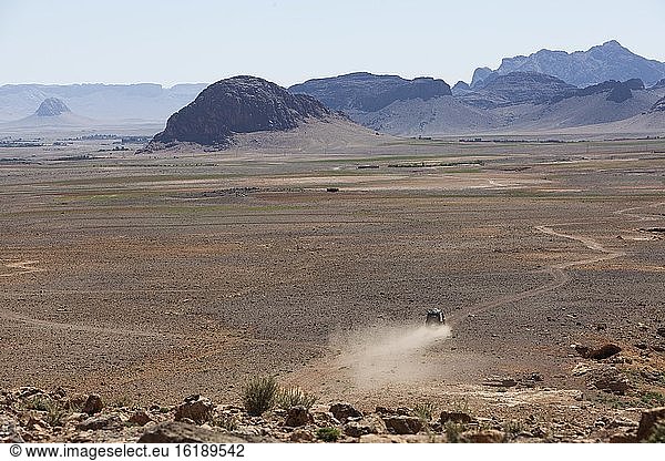 Geländewagen im Plateau im Anti-Atlas  Marokko  Afrika
