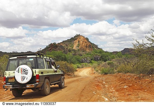 Geländewagen im Tsavo West Nationalpark  Taita-Taveta County  Kenia  Afrika