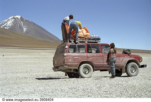 Geländewagen in den Hochebenen der Bolivianischen Anden  Reserva Nacional de Fauna Andina Eduardo Avaroa  Bolivien  Südamerika