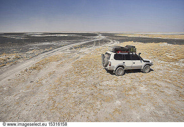 Geländewagen in den Makgadikgadi-Pfannen  Botswana