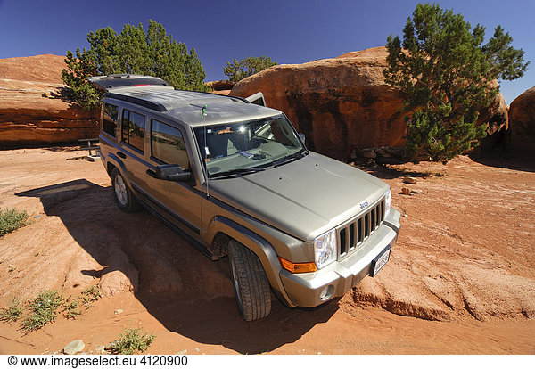 Geländewagen Jeep Comander in felsigem Gelände  Canyonlands  Utah  USA