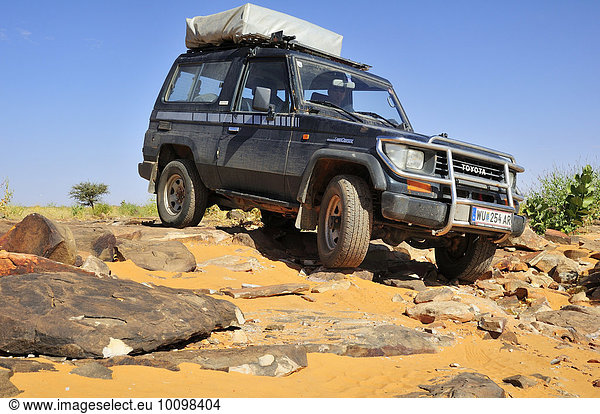 Geländewagen mit Dachzelt auf felsiger Piste  Strecke Atar nach Tidjikja  Region Adrar  Mauretanien  Afrika