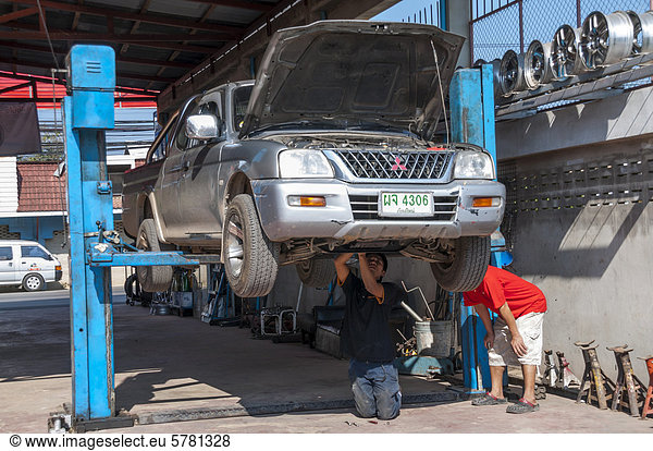 Geländewagen oder Pick-up in der Werkstatt auf der Hebebühne  Autoreparatur  Nan  Nordthailand  Thailand  Asien