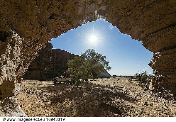 Geländewagen unter Felsbogen  Ennedi-Plateau  Tschad  Afrika