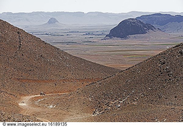 Geländewagen unterwegs zum Jbel Ban-Gebirge im Plateau im Anti-Atlas  Marokko  Afrika