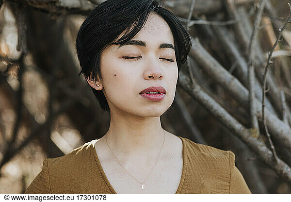 Gelassenes Porträt einer asiatischen Frau