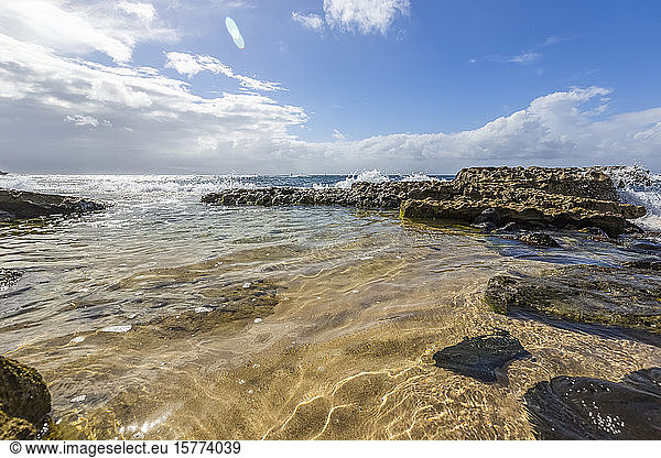 Gelassenes  ruhiges Wasser am Hookipa Beach  wo Surfer und Meeresschildkröten den Strand bevölkern und die Felsen malerische Pools entlang des Strandes bilden; Paia  Maui  Hawaii  Vereinigte Staaten von Amerika