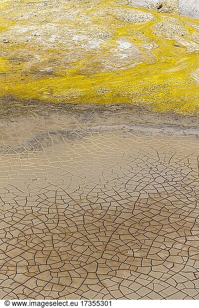 Gelb gefärbte Schwefelsteine  Alexandros Krater  Nisyros  Dodekanes  Griechenland  Europa