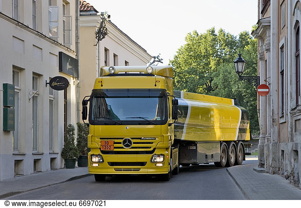 gelb  schwarz  Lastkraftwagen  Benzin