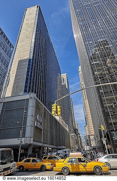 Gelbe Medaillon-Taxis fahren an der Kreuzung der 6th Avenue & W 54th Street. Manhattan  New York City  USA.