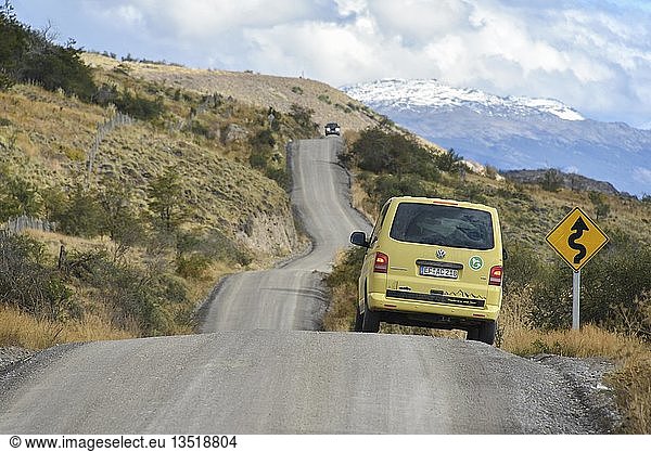 Gelber Reise-Kleinbus auf der Carretera Austral bei Cochrane am Straßenschild  Patagonien  Chile  Südamerika