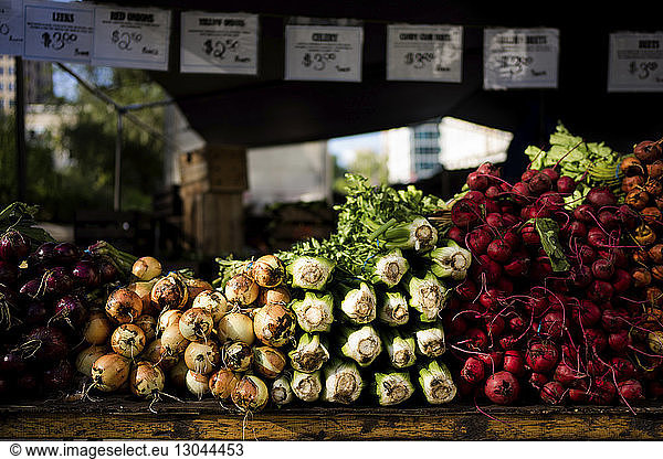Gemüse am Marktstand zum Verkauf