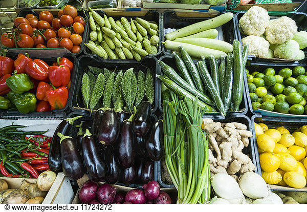 Gemüse und Obst in Plastikkisten