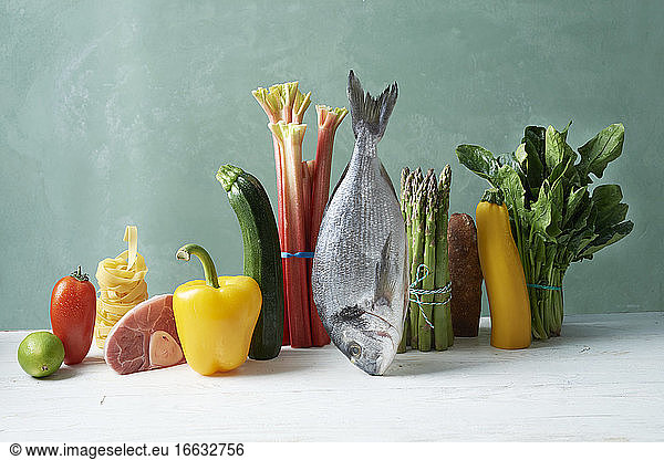 Gemüsestilleben mit Fisch  Fleisch und Nudeln