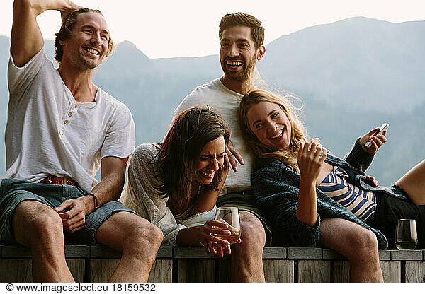 Gemeinsam lachende Freunde im Urlaub