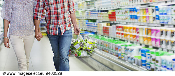 Gemeinsames Einkaufen im Lebensmittelgeschäft