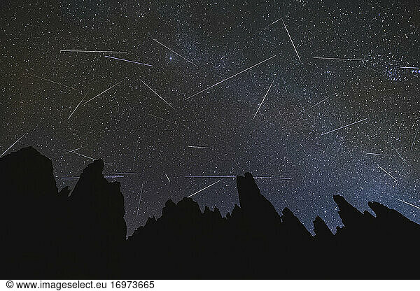 Geminiden-Meteoritenschauer über den Granitspitzen des Galayos-Gebirges  Winter  Gredos  Avila  Spanien