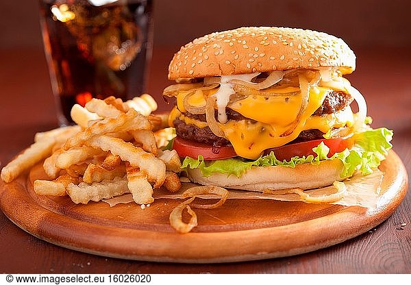 Gemischter Burger mit Pommes frites  Tomate  Zwiebel  Kopfsalat und Käse