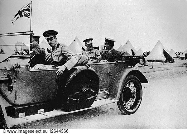 General Sir John Maxwell  Befehlshaber der ägyptischen Truppen  fährt mit dem Auto durch eines der Lager  1915. Künstler: Unbekannt.