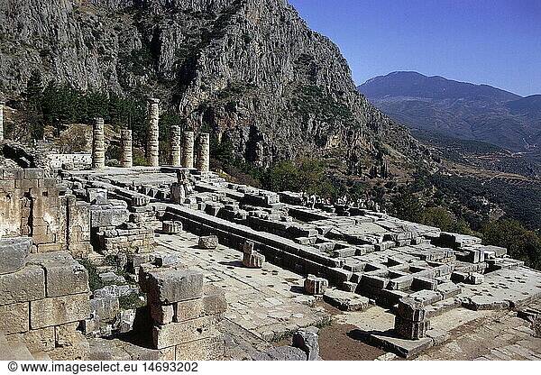 Geo.  Griechenland  Delphi (Delphoi) Heiligtum des Apollon-Pythios  Alkmaioniden-Tempel  wieder erbaut bis 330 vChr.  Ruine  Ansicht