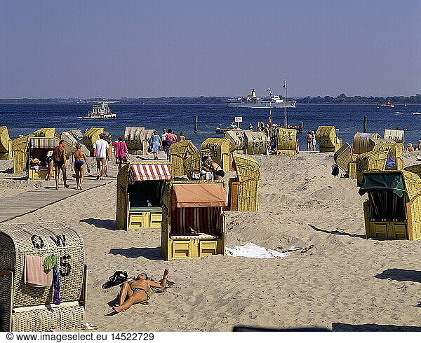 Geo. hist.  BRD  Schleswig Holstein  StÃ¤dte  TravemÃ¼nde  StrÃ¤nde  StrandkÃ¶rbe an der Ostsee  1980er Jahre