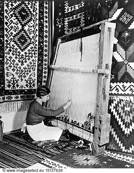 Geo hist.  Bulgarien  Handwerk  eine junge Bulgarin webt einen Teppich  um 1935