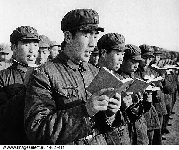 Geo. hist.  China  Menschen  chinesische Soldaten wÃ¤hrend einer offiziellen Feierlichkeit  1969