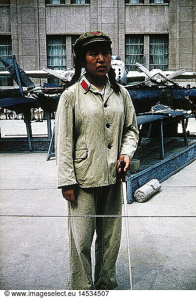 Geo. hist.  China  MilitÃ¤r  Soldatin  Halbfigur  1960er Jahre Geo. hist., China, MilitÃ¤r, Soldatin, Halbfigur, 1960er Jahre