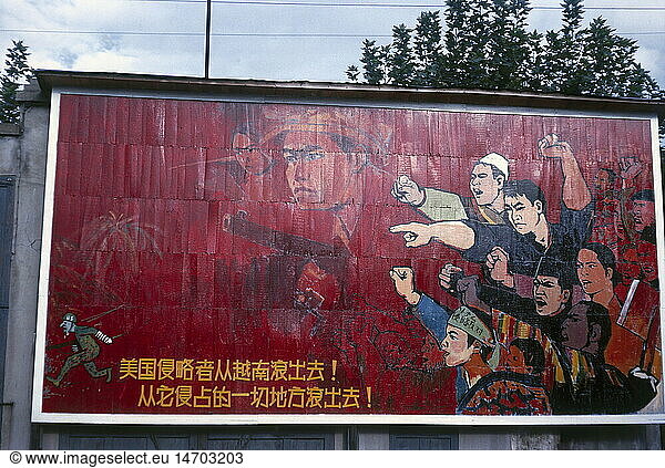 Geo. hist.  China  Politik  Plakatwand mit Zeichnung zum Vietnamkrieg und politischer Losung  Hangzhou  Oktober 1965