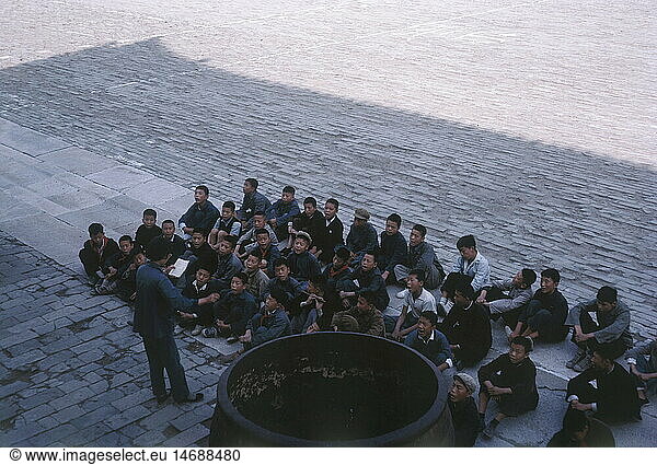Geo. hist.  China  StÃ¤dte  Peking  SchlÃ¶sser  Besucher im Vorhof zur Halle der HÃ¶chsten Harmonie in der Verbotenen Stadt  Oktober 1965
