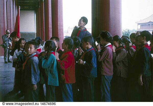 Geo. hist.  China  StÃ¤dte  Peking  SchlÃ¶sser  Schulklasse beim Besuch der Verbotenen Stadt  Oktober 1965