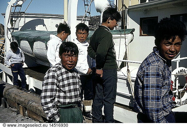 Geo. hist.  DÃ¤nemark  GrÃ¶nland  Menschen  Eskimos  neben Schiff stehend  1962 Geo. hist., DÃ¤nemark, GrÃ¶nland, Menschen, Eskimos, neben Schiff stehend, 1962,