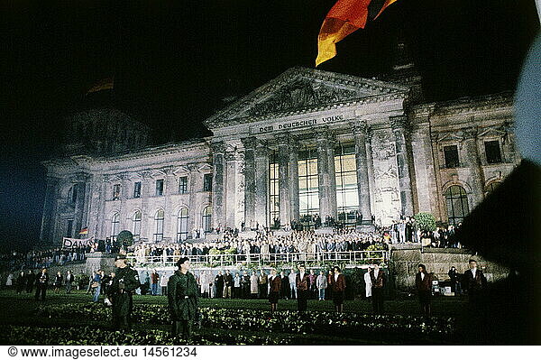 Geo. hist.  Deutschland  DDR  Berlin  Wiedervereinigung  Feier zur 'Deutschen Einheit'  vor ReichstagsgebÃ¤ude  3.10.1990