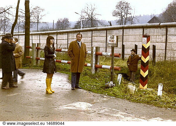 Geo. hist.  Deutschland  DDR-Grenze  deutsch-deutsche Grenze  Blick von West- nach Ostdeutschland  privates Touristenfoto  um 1970