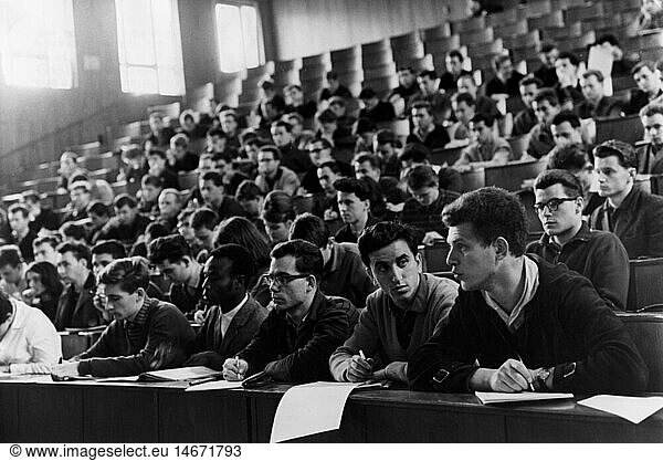 Geo hist  Deutschland  DDR  Menschen  Studenten an der Hochschule fÃ¼r Elektrotechnik (HfE) wÃ¤hrend einer Vorlesung von Professor Haesselmeier  Ilmenau  Bezirk Suhl  13.6.1963